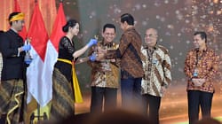 Presiden Jokowi Beri Penghargaan Atas Kontribusi Berbagai Pihak Dalam Penanganan COVID-19