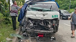 Moncong Mobil Penumpang KBT Hiace Ringsek, 6 Korban Dilarikan Ke Rumah Sakit