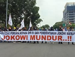 Emak-emak Seruduk Istana, Bentangkan Spanduk ‘Jokowi Mundur’