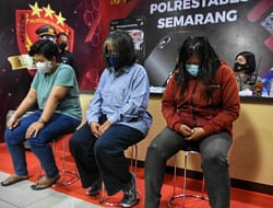 Polisi Tangkap Basah Emak-emak Joki Vaksin di Semarang