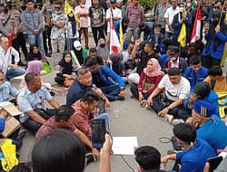 PMII Kota Batam Bersama Pemuda Belakang Padang Unjuk Rasa di Gedung DPRD Kota Batam