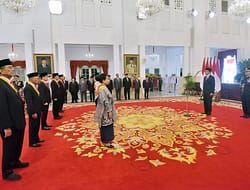 Presiden Jokowi Anugerahkan Tanda Kehormatan Bagi 18 Tokoh