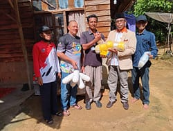 Hasanuddin Serahkan Alat Tangkap Ikan kepada Nelayan Kundur