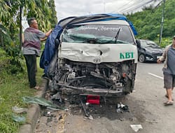 Moncong Mobil Penumpang KBT Hiace Ringsek, 6 Korban Dilarikan Ke Rumah Sakit