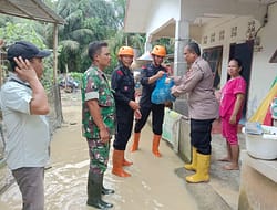 Brimob Polda Sumut Gerak Cepat Evakuasi Warga Terdampak Banjir Tanggul Sungai Jebol